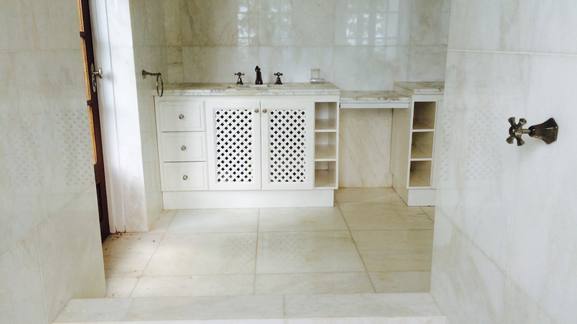 st lucia real estate - val des piton soufriere -for sale closet